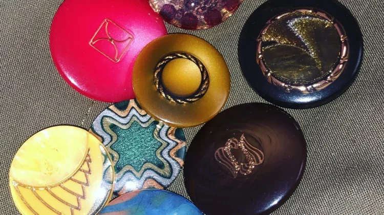 Reworkeuse d’émotions, collectionneuse de boutons