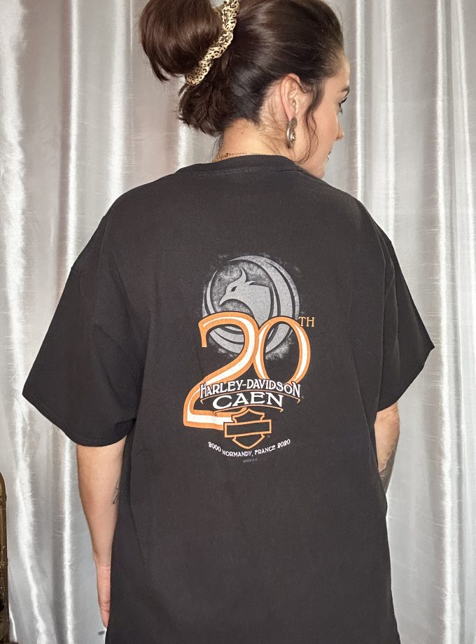 T-shirt Harley-Davidson Caen – Authentique Étiquette – Édition 20th Anniversary – Taille XL