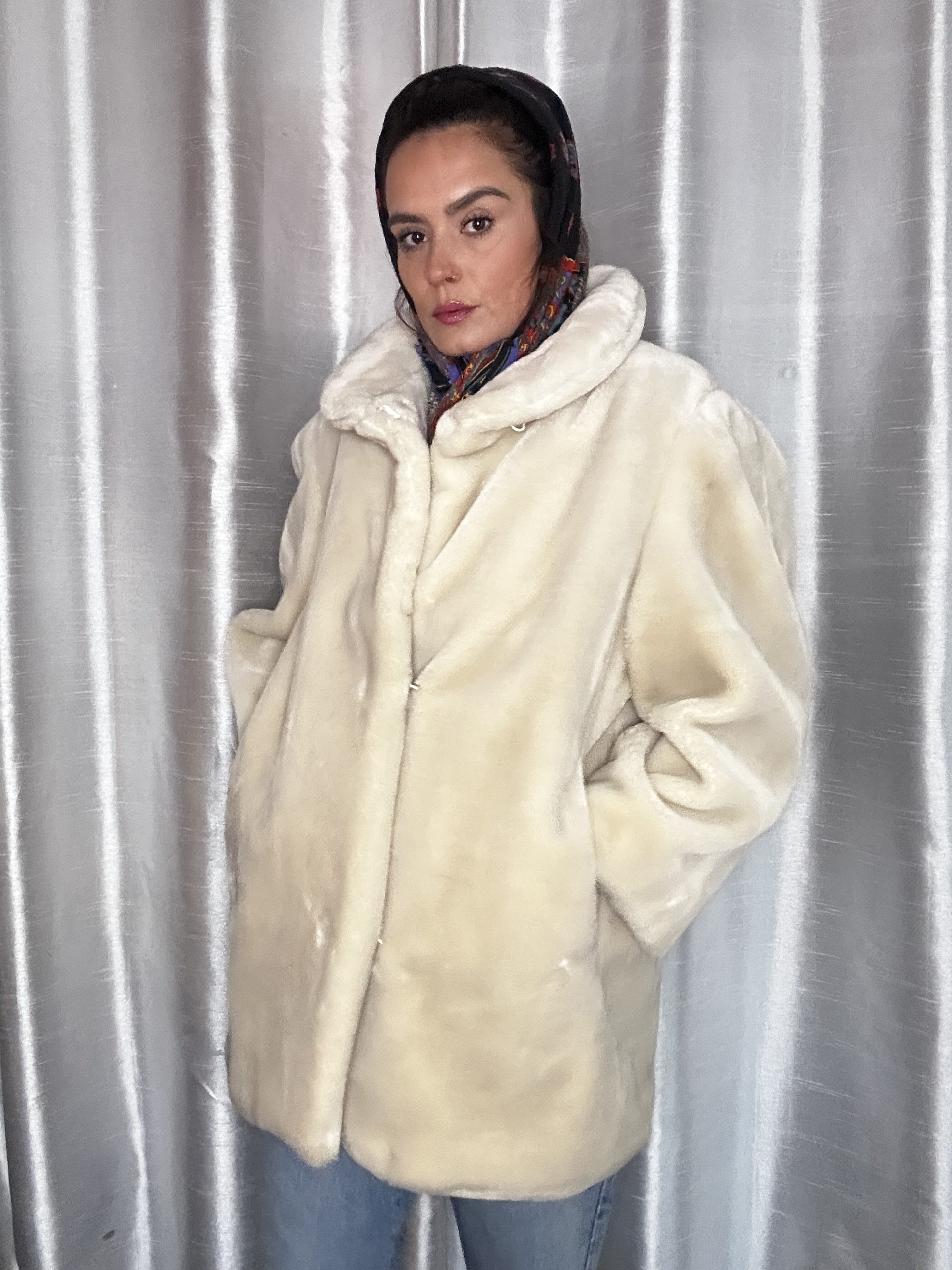 Manteau vintage en fausse fourrure blanche – Style old Hollywood – Image 2