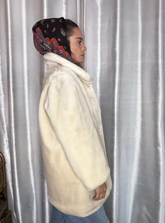 Manteau vintage en fausse fourrure blanche – Style old Hollywood