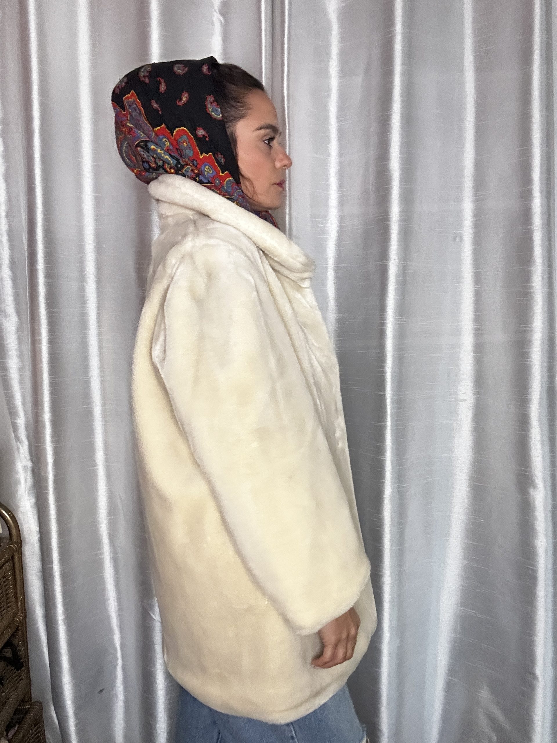 Manteau vintage en fausse fourrure blanche – Style old Hollywood – Image 3