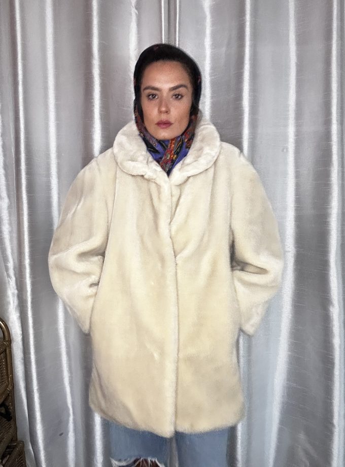 Manteau vintage en fausse fourrure blanche – Style old Hollywood