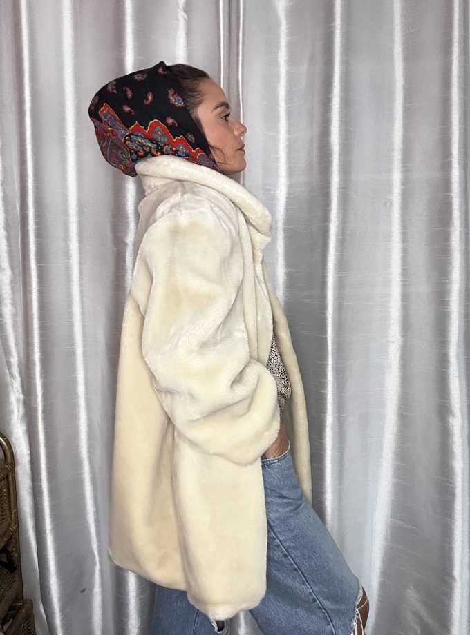 Manteau vintage en fausse fourrure blanche – Style old Hollywood