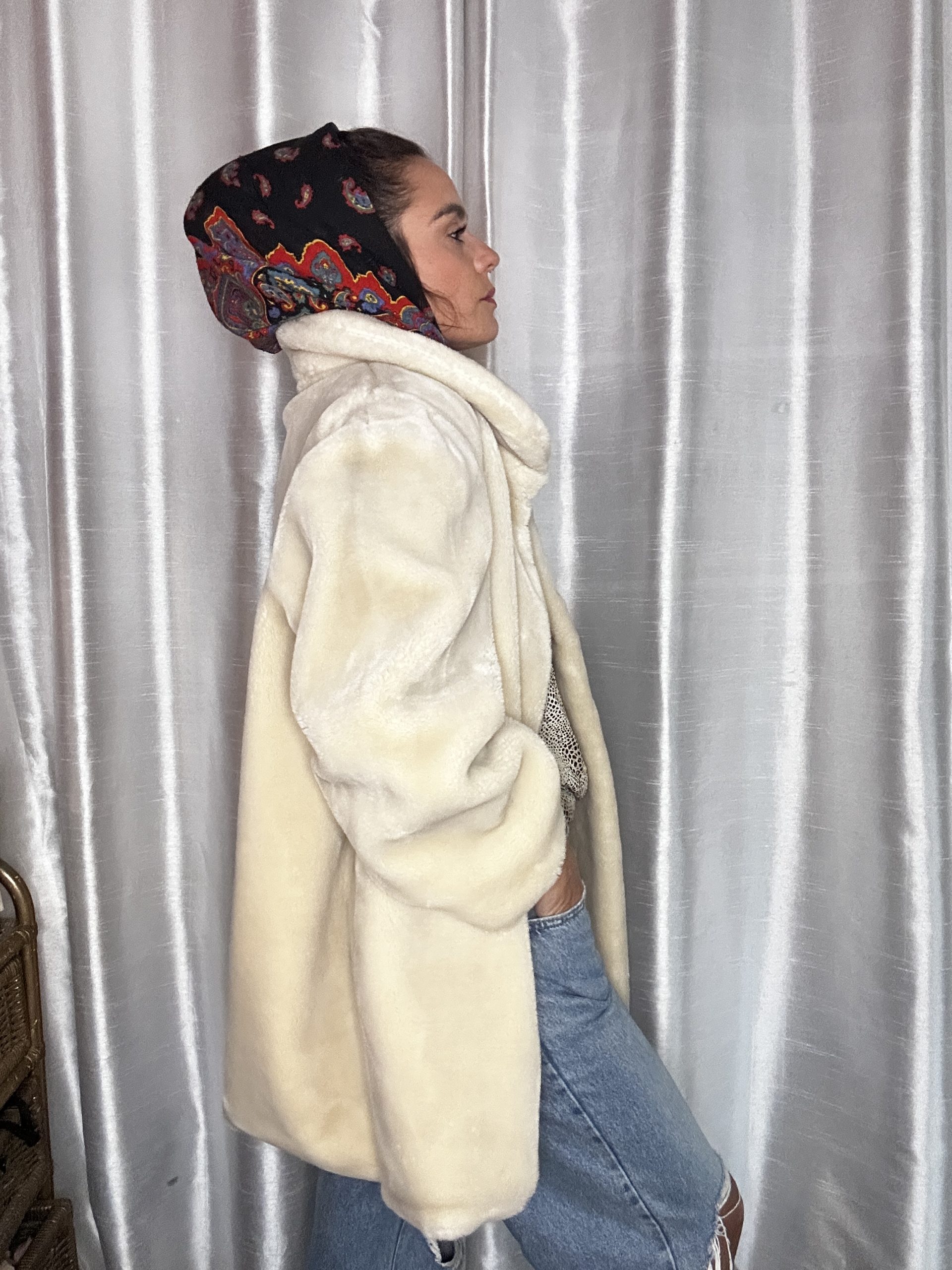 Manteau vintage en fausse fourrure blanche – Style old Hollywood – Image 4
