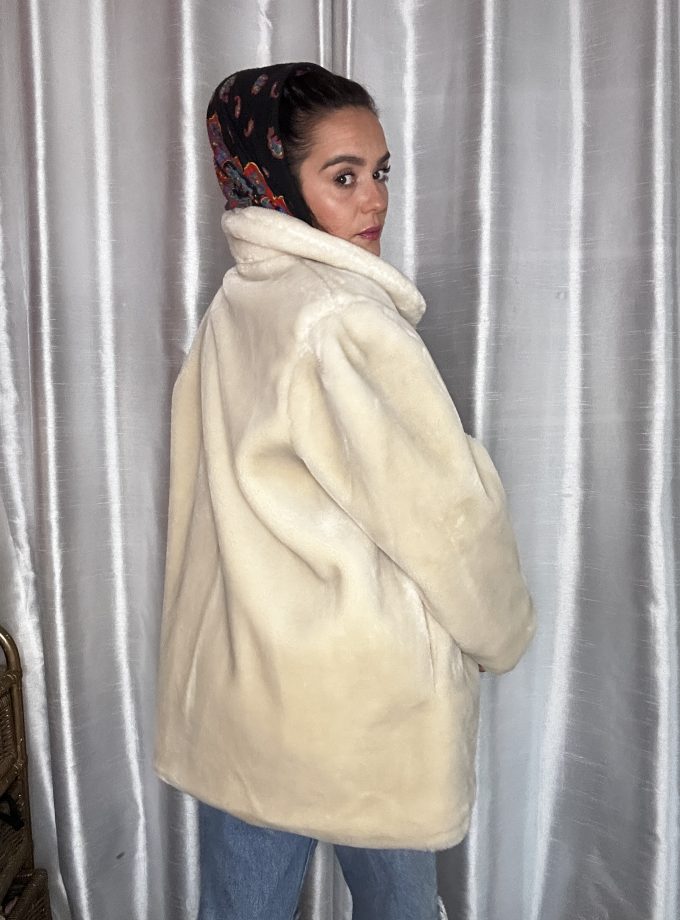 Manteau vintage en fausse fourrure blanche – Style old Hollywood