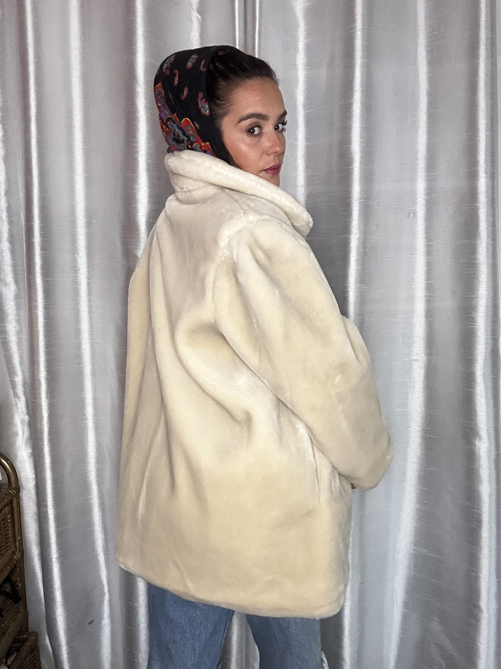 Manteau vintage en fausse fourrure blanche – Style old Hollywood – Image 5