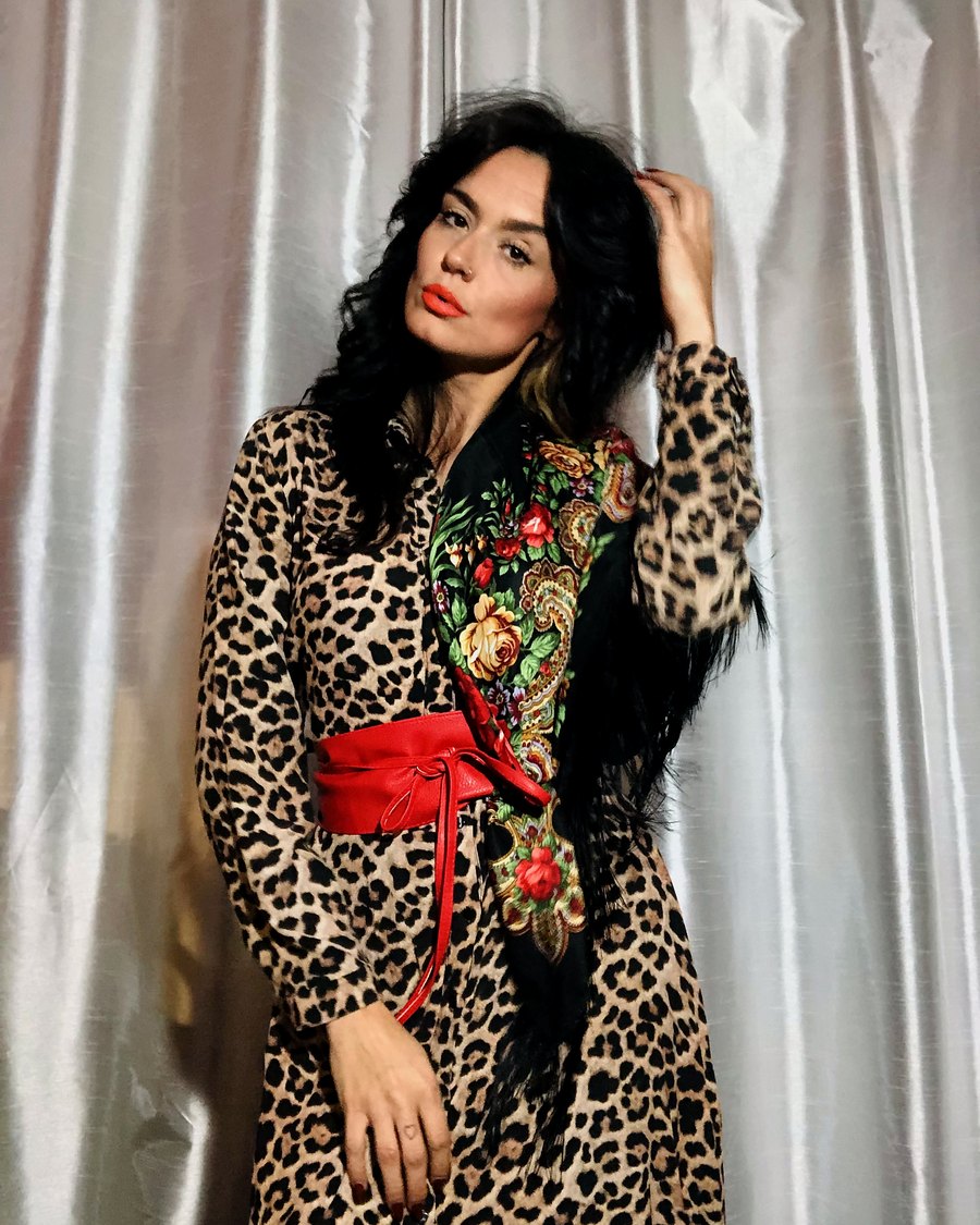 Robe longue léopard vintage portée avec un châle à fleurs et une ceinture obi rouge