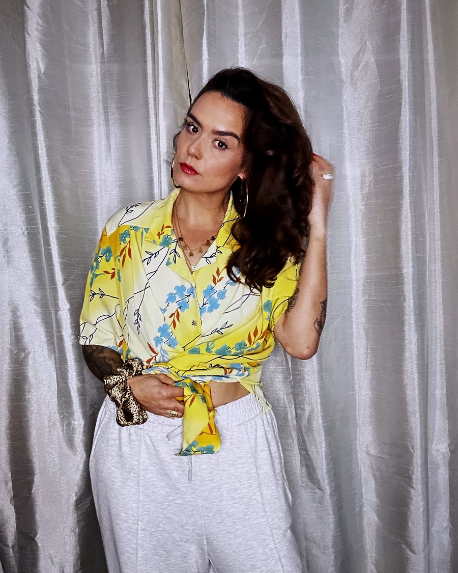 Chemisette jaune à fleurs bleues, nouée à la taille